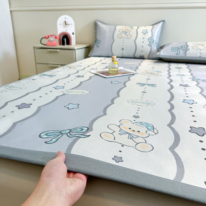 91家纺网 家纺一手货源 找家纺 LIFE.丽芙 2025春夏季新品数码印花冰藤凉席平铺冰丝凉席印花小清新绑带款三件套（风格二） 甜梦小熊