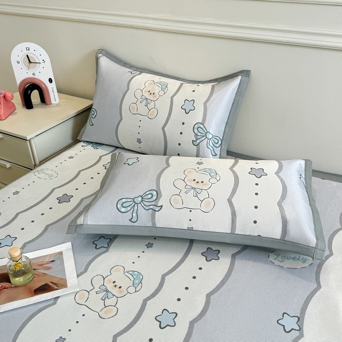 91家纺网 家纺一手货源 找家纺 LIFE.丽芙 2025春夏季新品数码印花冰藤凉席平铺冰丝凉席印花小清新绑带款三件套（风格二） 甜梦小熊