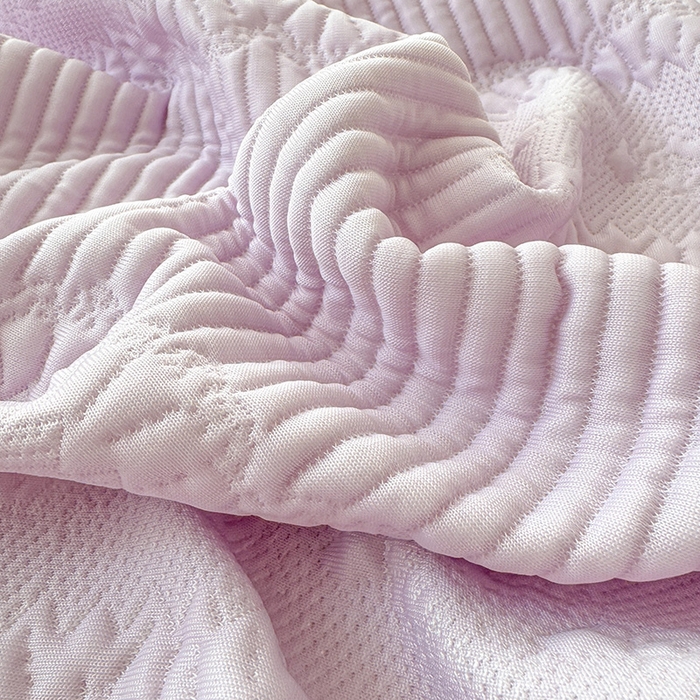 91家纺网 家纺一手货源 找家纺 蓝邻家纺 2025春夏新款PE提花海岛皱花边织带款凉席系列-场景二 羽希-浅紫