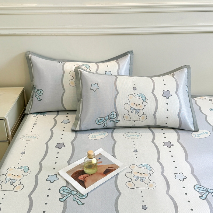 91家纺网 家纺一手货源 找家纺 LIFE.丽芙 2025春夏季新品数码印花冰藤凉席平铺冰丝凉席印花小清新绑带款三件套（风格二） 甜梦小熊