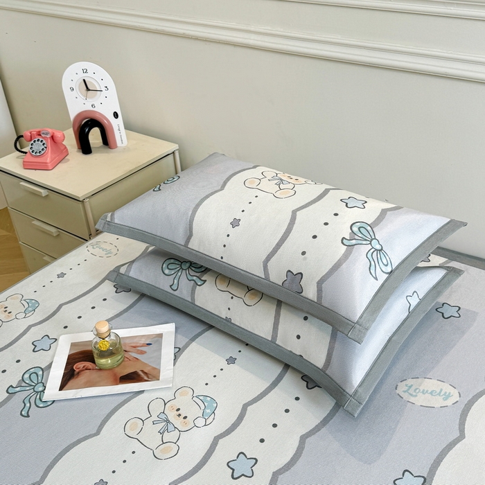 91家纺网 家纺一手货源 找家纺 LIFE.丽芙 2025春夏季新品数码印花冰藤凉席平铺冰丝凉席印花小清新绑带款三件套（风格二） 甜梦小熊