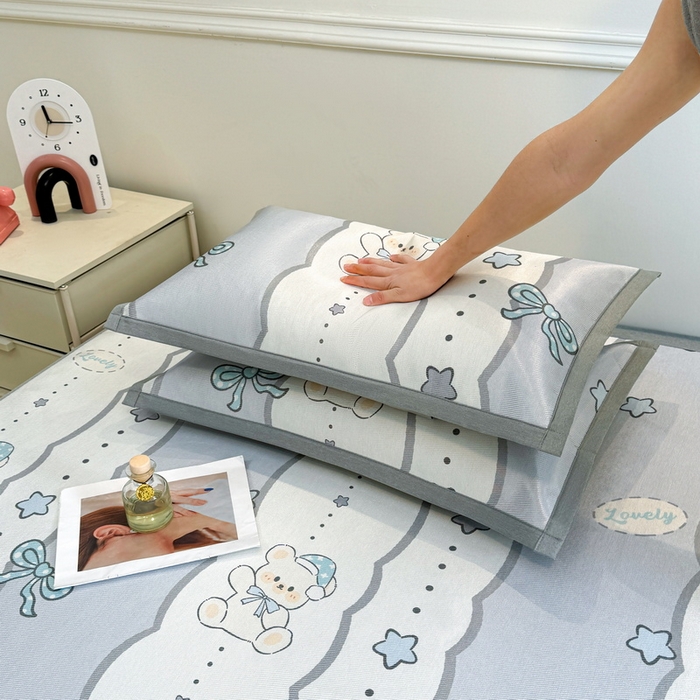 91家纺网 家纺一手货源 找家纺 LIFE.丽芙 2025春夏季新品数码印花冰藤凉席平铺冰丝凉席印花小清新绑带款三件套（风格二） 甜梦小熊