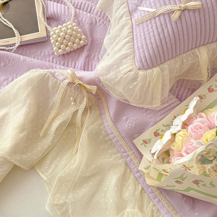 91家纺网 家纺一手货源 找家纺 蓝邻家纺 2025春夏新款PE提花海岛皱花边织带款凉席系列-场景二 羽希-浅紫