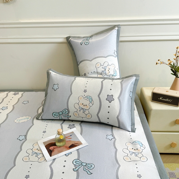 91家纺网 家纺一手货源 找家纺 LIFE.丽芙 2025春夏季新品数码印花冰藤凉席平铺冰丝凉席印花小清新绑带款三件套（风格二） 甜梦小熊