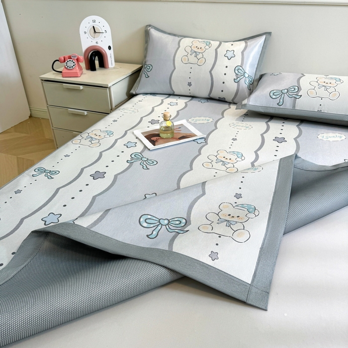 91家纺网 家纺一手货源 找家纺 LIFE.丽芙 2025春夏季新品数码印花冰藤凉席平铺冰丝凉席印花小清新绑带款三件套（风格二） 甜梦小熊