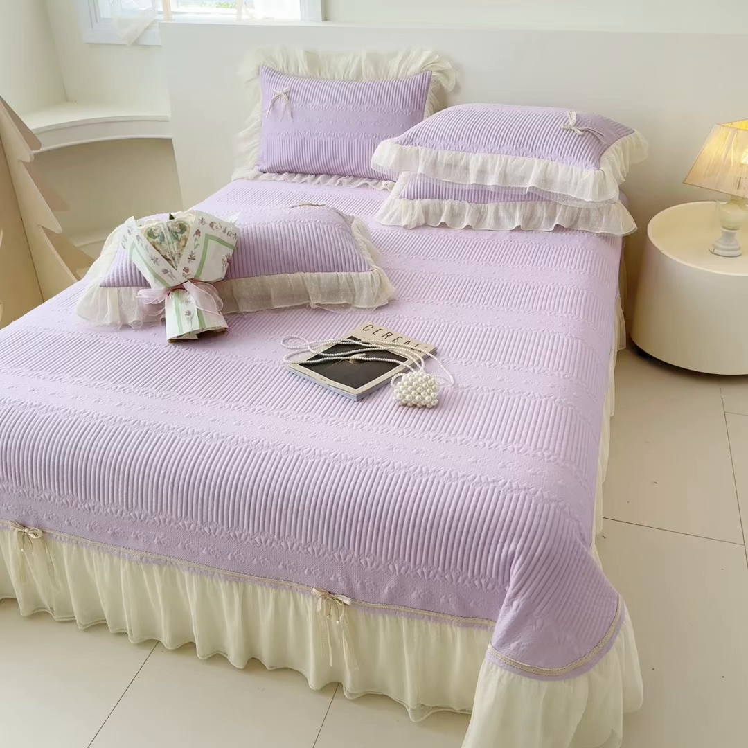 91家纺网 家纺一手货源 找家纺 蓝邻家纺 2025春夏新款PE提花海岛皱花边织带款凉席系列-场景二 羽希-浅紫