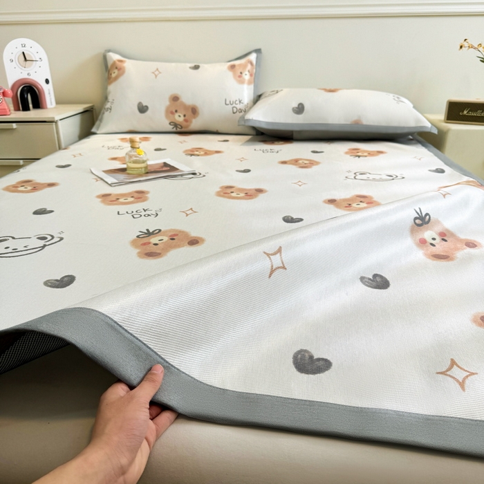 91家纺网 家纺一手货源 找家纺 LIFE.丽芙 2025春夏季新品数码印花冰藤凉席平铺冰丝凉席印花小清新绑带款三件套（风格二） 黄油小熊