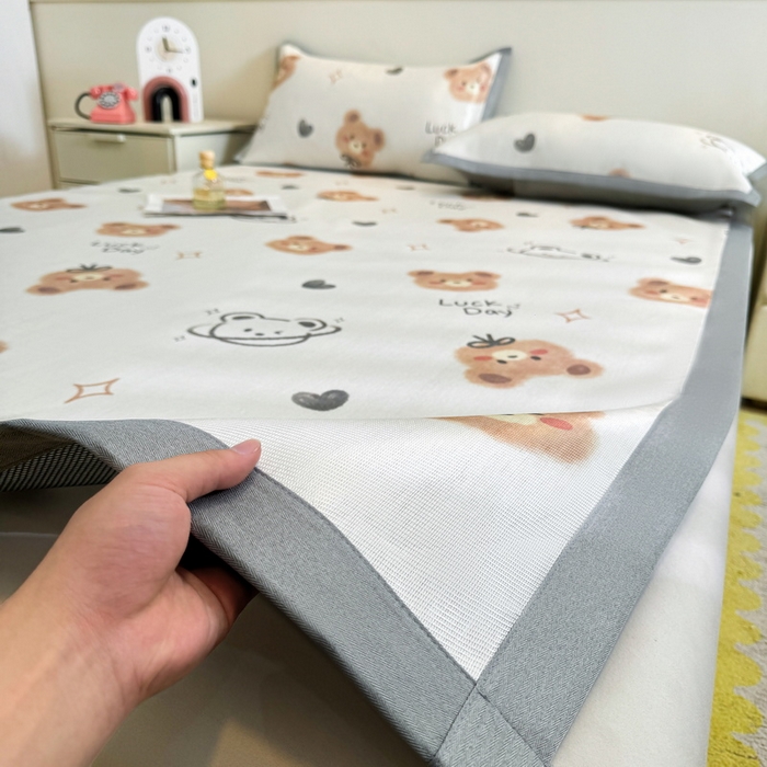 91家纺网 家纺一手货源 找家纺 LIFE.丽芙 2025春夏季新品数码印花冰藤凉席平铺冰丝凉席印花小清新绑带款三件套（风格二） 黄油小熊