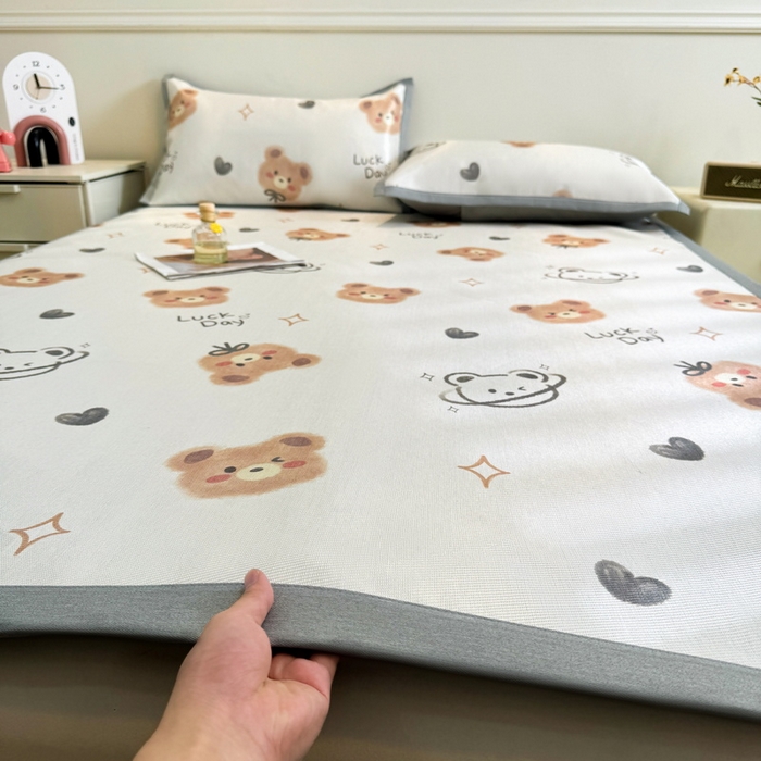 91家纺网 家纺一手货源 找家纺 LIFE.丽芙 2025春夏季新品数码印花冰藤凉席平铺冰丝凉席印花小清新绑带款三件套（风格二） 黄油小熊