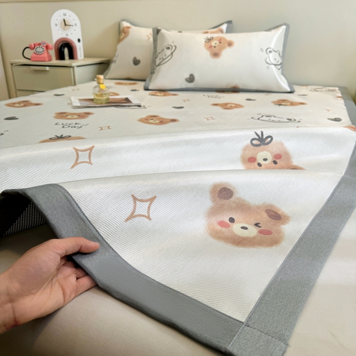 91家纺网 家纺一手货源 找家纺 LIFE.丽芙 2025春夏季新品数码印花冰藤凉席平铺冰丝凉席印花小清新绑带款三件套（风格二） 黄油小熊