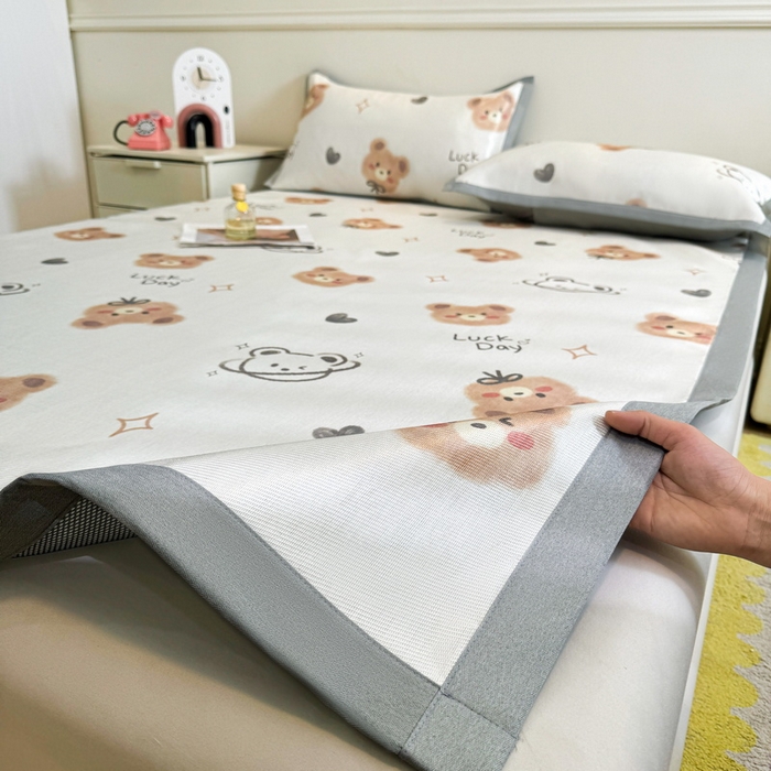 91家纺网 家纺一手货源 找家纺 LIFE.丽芙 2025春夏季新品数码印花冰藤凉席平铺冰丝凉席印花小清新绑带款三件套（风格二） 黄油小熊