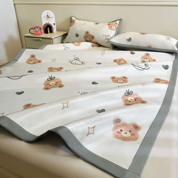 91家纺网 家纺一手货源 找家纺 LIFE.丽芙 2025春夏季新品数码印花冰藤凉席平铺冰丝凉席印花小清新绑带款三件套（风格二） 黄油小熊