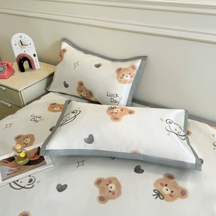 91家纺网 家纺一手货源 找家纺 LIFE.丽芙 2025春夏季新品数码印花冰藤凉席平铺冰丝凉席印花小清新绑带款三件套（风格二） 黄油小熊