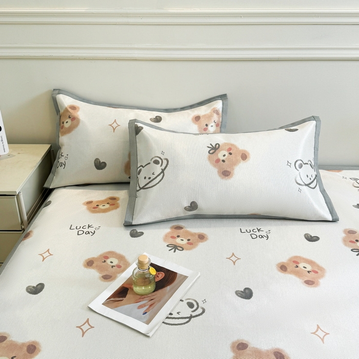 91家纺网 家纺一手货源 找家纺 LIFE.丽芙 2025春夏季新品数码印花冰藤凉席平铺冰丝凉席印花小清新绑带款三件套（风格二） 黄油小熊