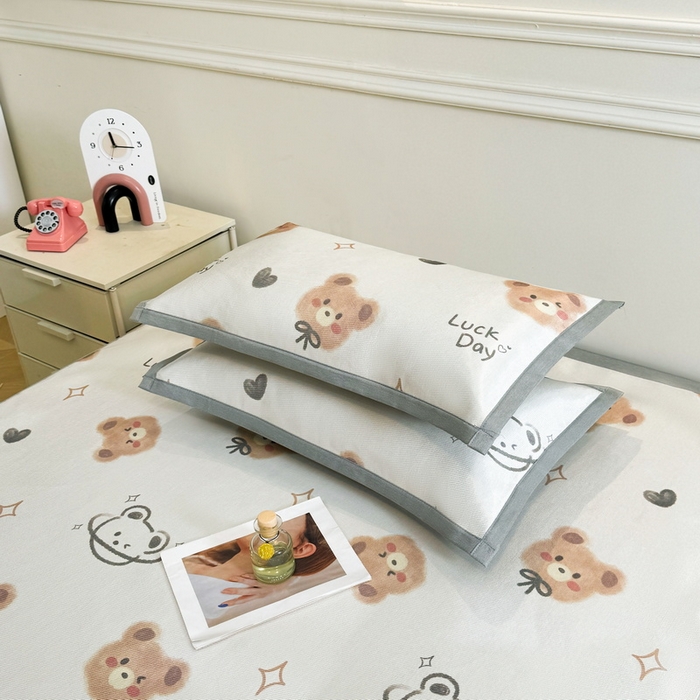 91家纺网 家纺一手货源 找家纺 LIFE.丽芙 2025春夏季新品数码印花冰藤凉席平铺冰丝凉席印花小清新绑带款三件套（风格二） 黄油小熊