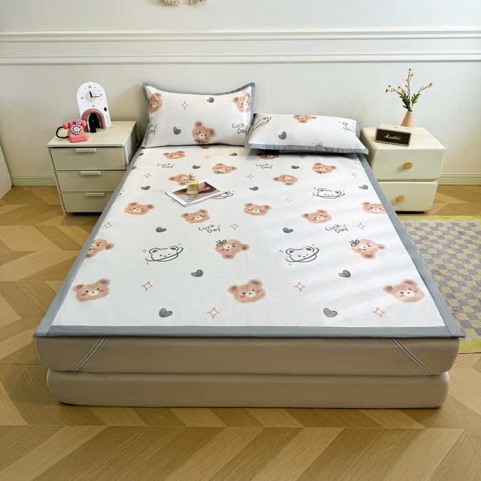 91家纺网 家纺一手货源 找家纺 LIFE.丽芙 2025春夏季新品数码印花冰藤凉席平铺冰丝凉席印花小清新绑带款三件套（风格二） 黄油小熊