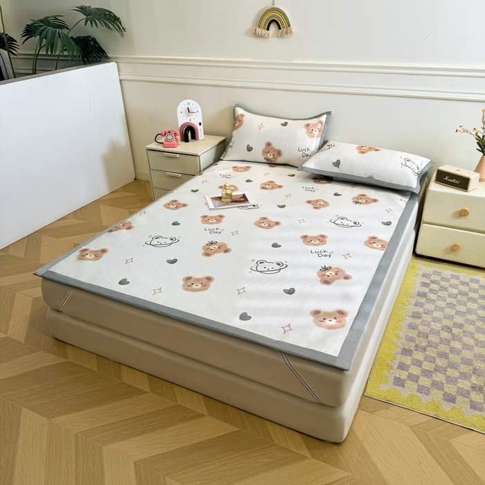 91家纺网 家纺一手货源 找家纺 LIFE.丽芙 2025春夏季新品数码印花冰藤凉席平铺冰丝凉席印花小清新绑带款三件套（风格二） 黄油小熊