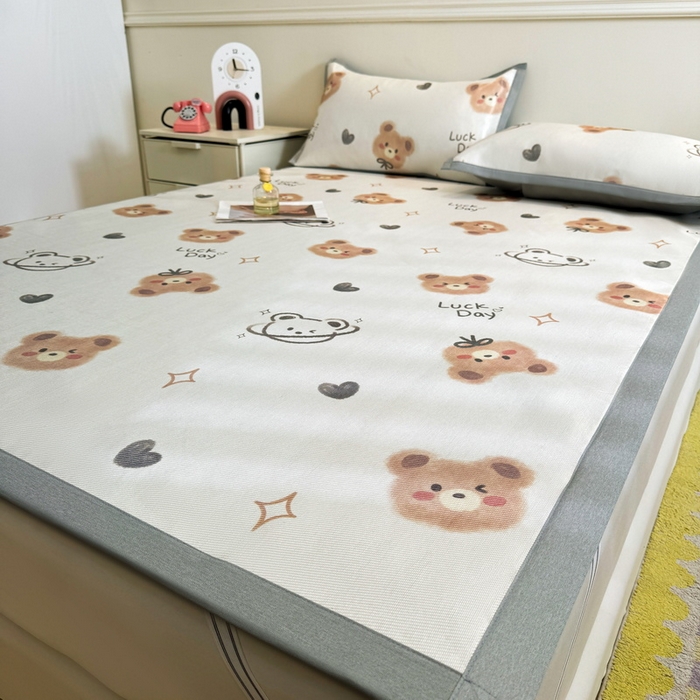 91家纺网 家纺一手货源 找家纺 LIFE.丽芙 2025春夏季新品数码印花冰藤凉席平铺冰丝凉席印花小清新绑带款三件套（风格二） 黄油小熊