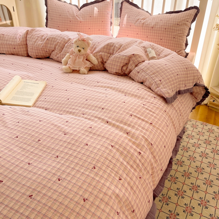 91家纺网 家纺一手货源 找家纺 繁花家居 2025新款镂空白色花边直播热款四件套 格子樱桃