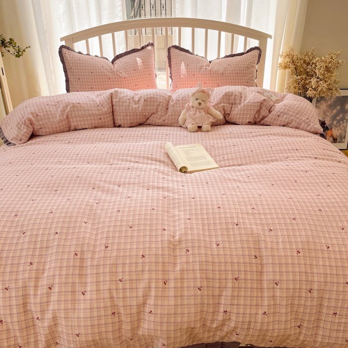 91家纺网 家纺一手货源 找家纺 繁花家居 2025新款镂空白色花边直播热款四件套 格子樱桃