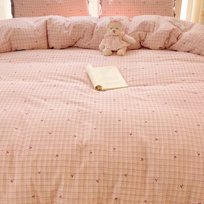 91家纺网 家纺一手货源 找家纺 繁花家居 2025新款镂空白色花边直播热款四件套 格子樱桃