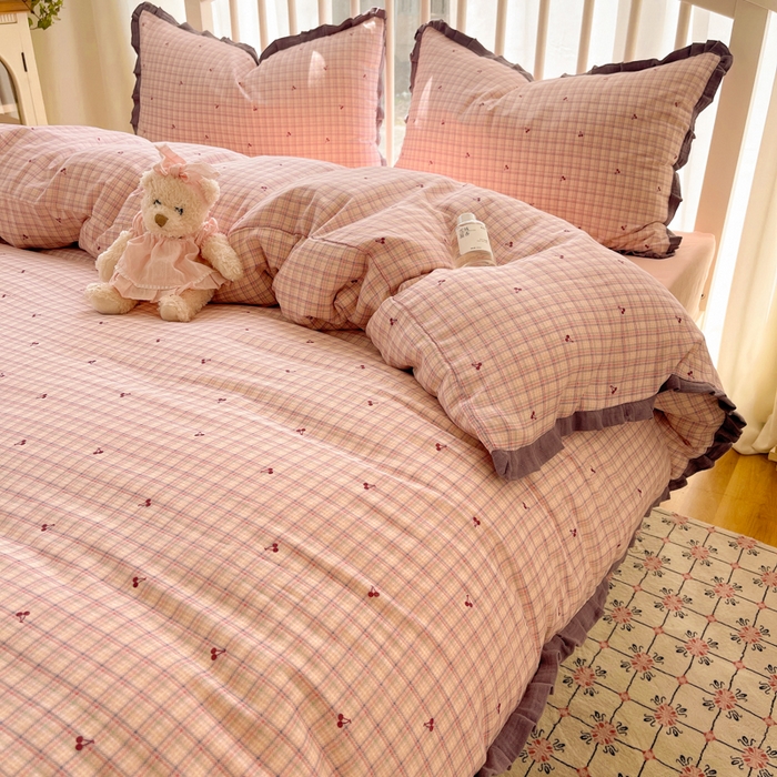 91家纺网 家纺一手货源 找家纺 繁花家居 2025新款镂空白色花边直播热款四件套 格子樱桃