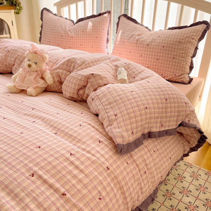 91家纺网 家纺一手货源 找家纺 繁花家居 2025新款镂空白色花边直播热款四件套 格子樱桃