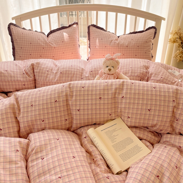 91家纺网 家纺一手货源 找家纺 繁花家居 2025新款镂空白色花边直播热款四件套 格子樱桃