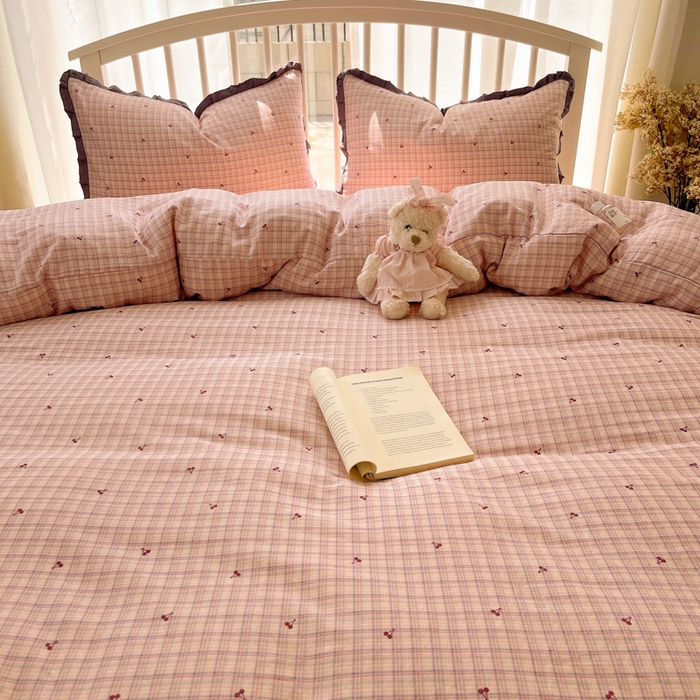 91家纺网 家纺一手货源 找家纺 繁花家居 2025新款镂空白色花边直播热款四件套 格子樱桃