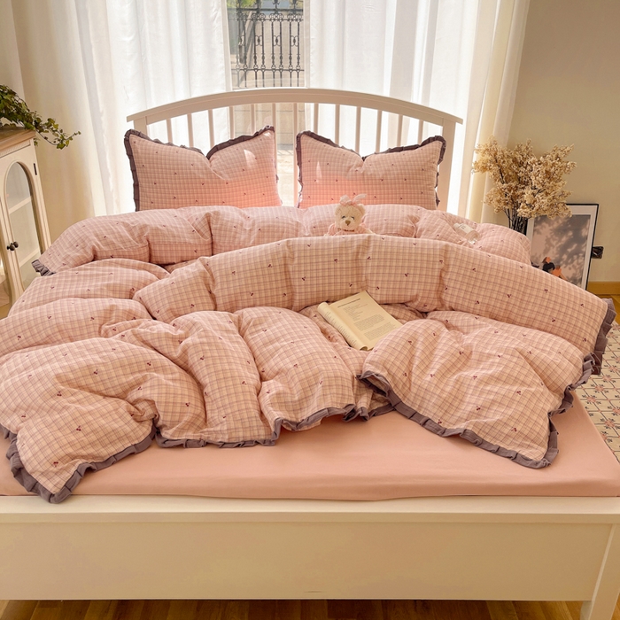 91家纺网 家纺一手货源 找家纺 繁花家居 2025新款镂空白色花边直播热款四件套 格子樱桃