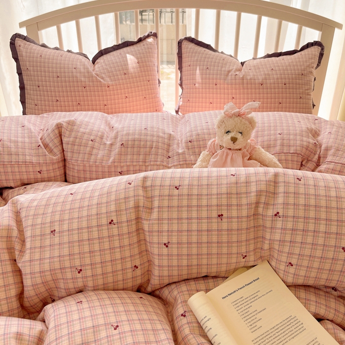 91家纺网 家纺一手货源 找家纺 繁花家居 2025新款镂空白色花边直播热款四件套 格子樱桃