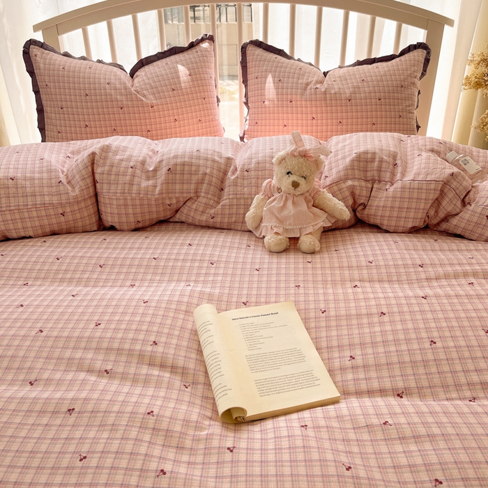 91家纺网 家纺一手货源 找家纺 繁花家居 2025新款镂空白色花边直播热款四件套 格子樱桃