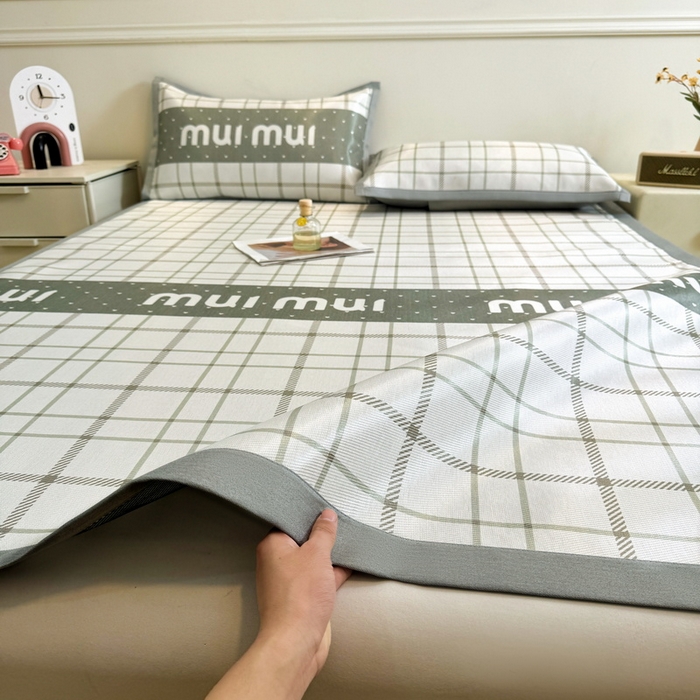 91家纺网 家纺一手货源 找家纺 LIFE.丽芙 2025春夏季新品数码印花冰藤凉席平铺冰丝凉席印花小清新绑带款三件套（风格二） 玛丽格