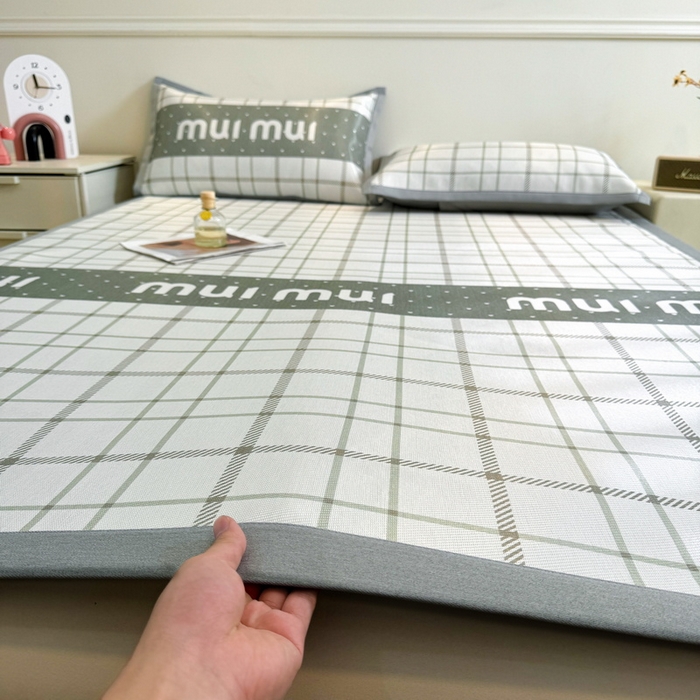 91家纺网 家纺一手货源 找家纺 LIFE.丽芙 2025春夏季新品数码印花冰藤凉席平铺冰丝凉席印花小清新绑带款三件套（风格二） 玛丽格