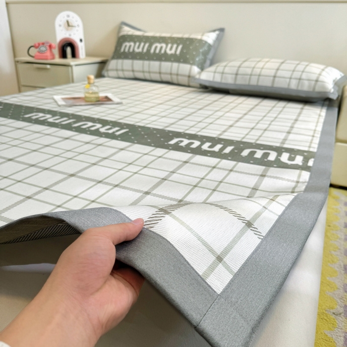 91家纺网 家纺一手货源 找家纺 LIFE.丽芙 2025春夏季新品数码印花冰藤凉席平铺冰丝凉席印花小清新绑带款三件套（风格二） 玛丽格