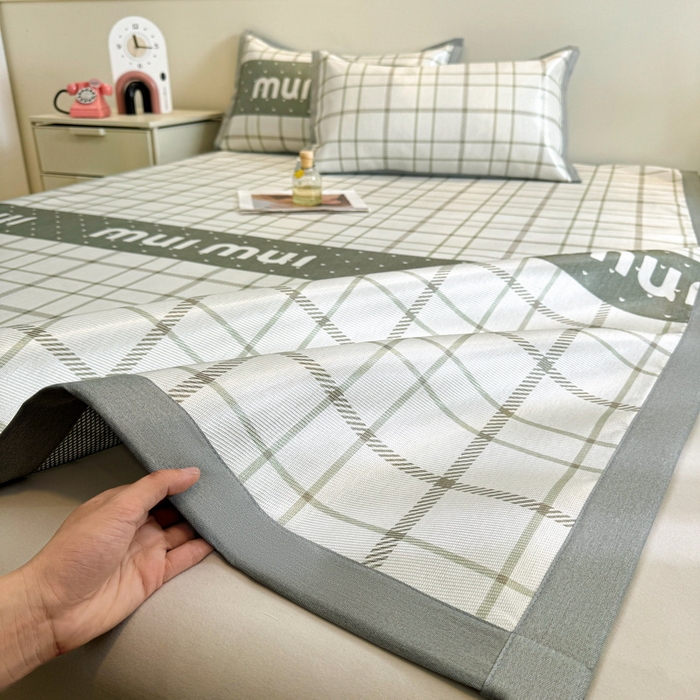 91家纺网 家纺一手货源 找家纺 LIFE.丽芙 2025春夏季新品数码印花冰藤凉席平铺冰丝凉席印花小清新绑带款三件套（风格二） 玛丽格