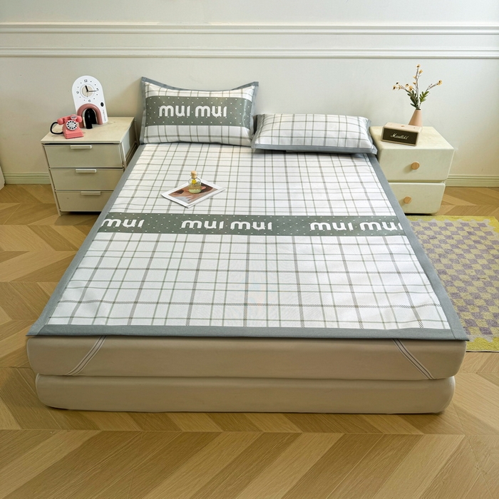 91家纺网 家纺一手货源 找家纺 LIFE.丽芙 2025春夏季新品数码印花冰藤凉席平铺冰丝凉席印花小清新绑带款三件套（风格二） 玛丽格