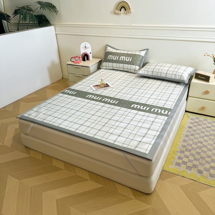 91家纺网 家纺一手货源 找家纺 LIFE.丽芙 2025春夏季新品数码印花冰藤凉席平铺冰丝凉席印花小清新绑带款三件套（风格二） 玛丽格