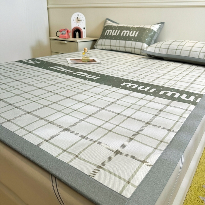 91家纺网 家纺一手货源 找家纺 LIFE.丽芙 2025春夏季新品数码印花冰藤凉席平铺冰丝凉席印花小清新绑带款三件套（风格二） 玛丽格