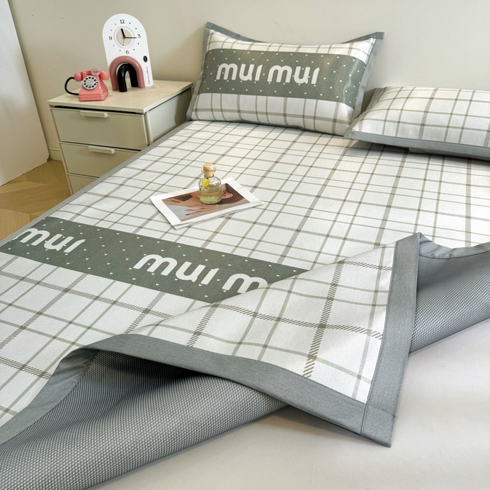 91家纺网 家纺一手货源 找家纺 LIFE.丽芙 2025春夏季新品数码印花冰藤凉席平铺冰丝凉席印花小清新绑带款三件套（风格二） 玛丽格