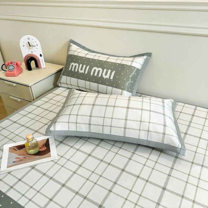 91家纺网 家纺一手货源 找家纺 LIFE.丽芙 2025春夏季新品数码印花冰藤凉席平铺冰丝凉席印花小清新绑带款三件套（风格二） 玛丽格