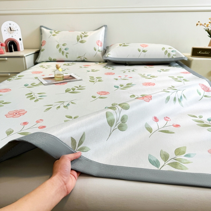 91家纺网 家纺一手货源 找家纺 LIFE.丽芙 2025春夏季新品数码印花冰藤凉席平铺冰丝凉席印花小清新绑带款三件套（风格二） 莫妮卡