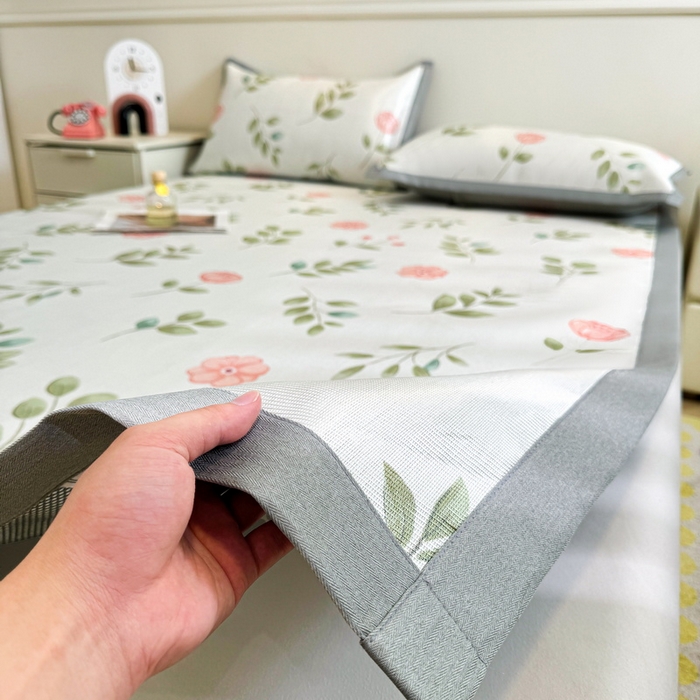 91家纺网 家纺一手货源 找家纺 LIFE.丽芙 2025春夏季新品数码印花冰藤凉席平铺冰丝凉席印花小清新绑带款三件套（风格二） 莫妮卡