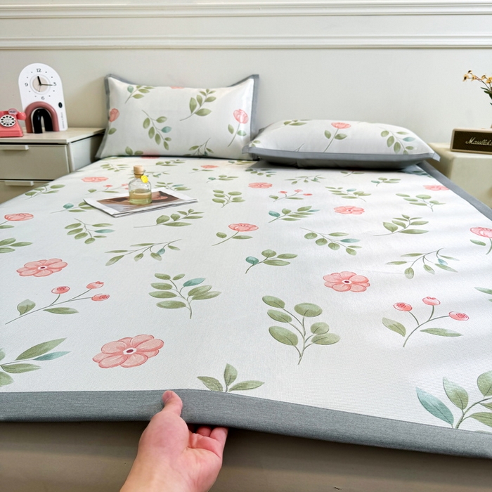 91家纺网 家纺一手货源 找家纺 LIFE.丽芙 2025春夏季新品数码印花冰藤凉席平铺冰丝凉席印花小清新绑带款三件套（风格二） 莫妮卡