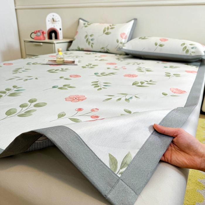 91家纺网 家纺一手货源 找家纺 LIFE.丽芙 2025春夏季新品数码印花冰藤凉席平铺冰丝凉席印花小清新绑带款三件套（风格二） 莫妮卡