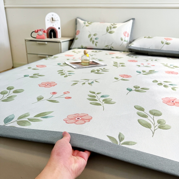 91家纺网 家纺一手货源 找家纺 LIFE.丽芙 2025春夏季新品数码印花冰藤凉席平铺冰丝凉席印花小清新绑带款三件套（风格二） 莫妮卡