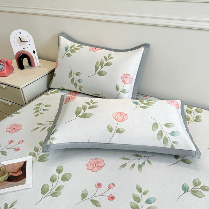 91家纺网 家纺一手货源 找家纺 LIFE.丽芙 2025春夏季新品数码印花冰藤凉席平铺冰丝凉席印花小清新绑带款三件套（风格二） 莫妮卡