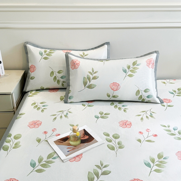 91家纺网 家纺一手货源 找家纺 LIFE.丽芙 2025春夏季新品数码印花冰藤凉席平铺冰丝凉席印花小清新绑带款三件套（风格二） 莫妮卡