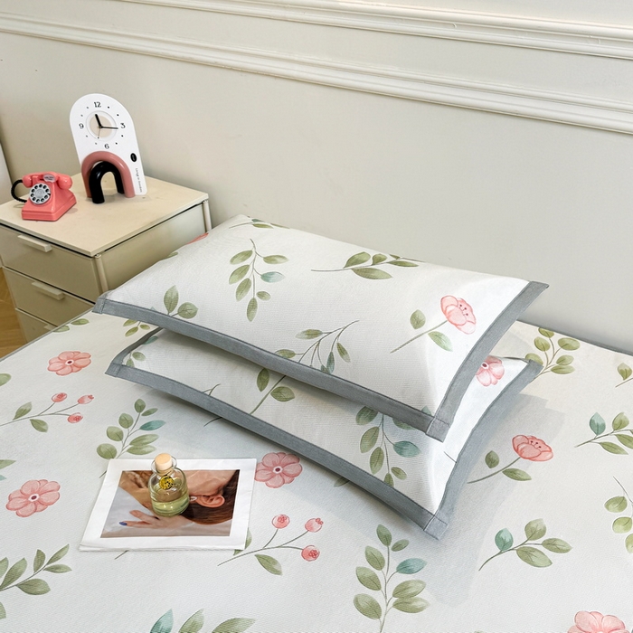 91家纺网 家纺一手货源 找家纺 LIFE.丽芙 2025春夏季新品数码印花冰藤凉席平铺冰丝凉席印花小清新绑带款三件套（风格二） 莫妮卡