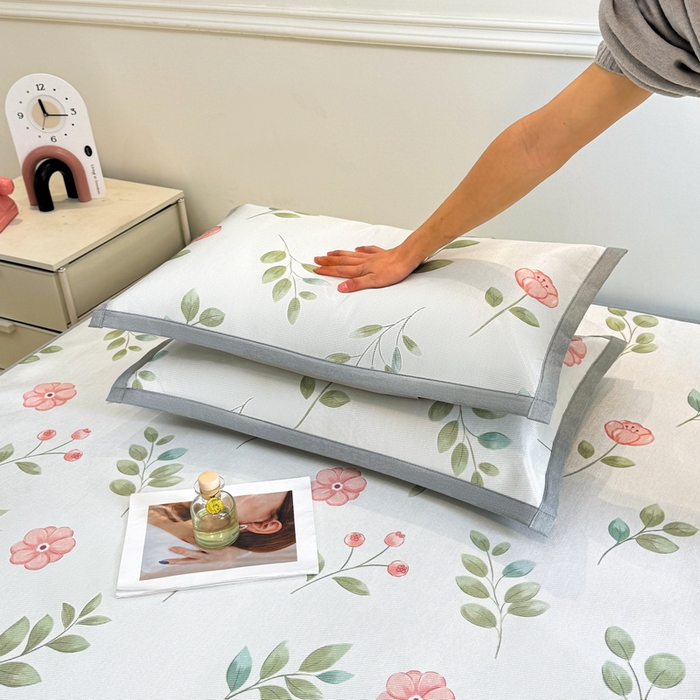 91家纺网 家纺一手货源 找家纺 LIFE.丽芙 2025春夏季新品数码印花冰藤凉席平铺冰丝凉席印花小清新绑带款三件套（风格二） 莫妮卡